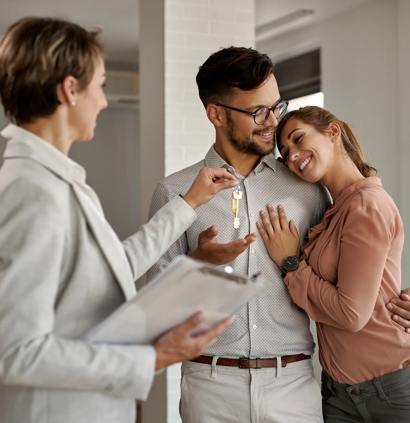 Agent handing keys to a happy couple